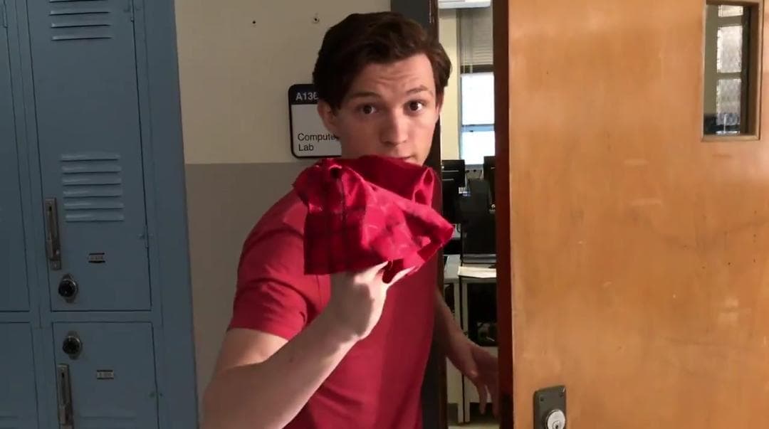 Tom Holland se convierte en Spider Man y regala su máscara a niño tras