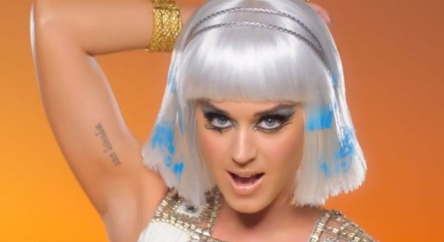 Katy Perry en el video musical de Dark horse.