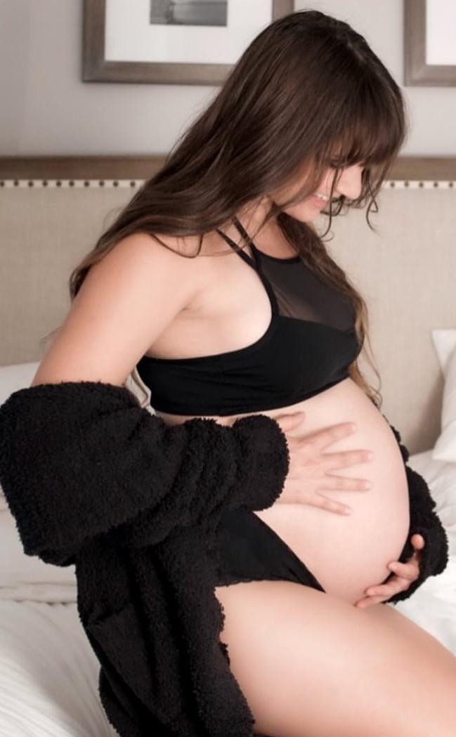 Hannah de Ha-Ash muestra su embarazo en una tierna foto