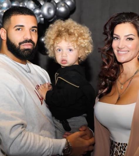 Drake aparece junto a su esposa y su pequeño Adonis.