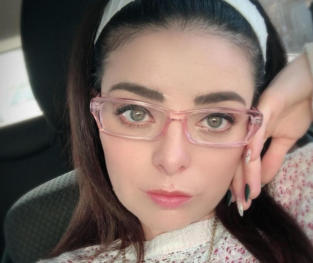 Violeta Isfel vende hamburguesas con servicio a domicilio