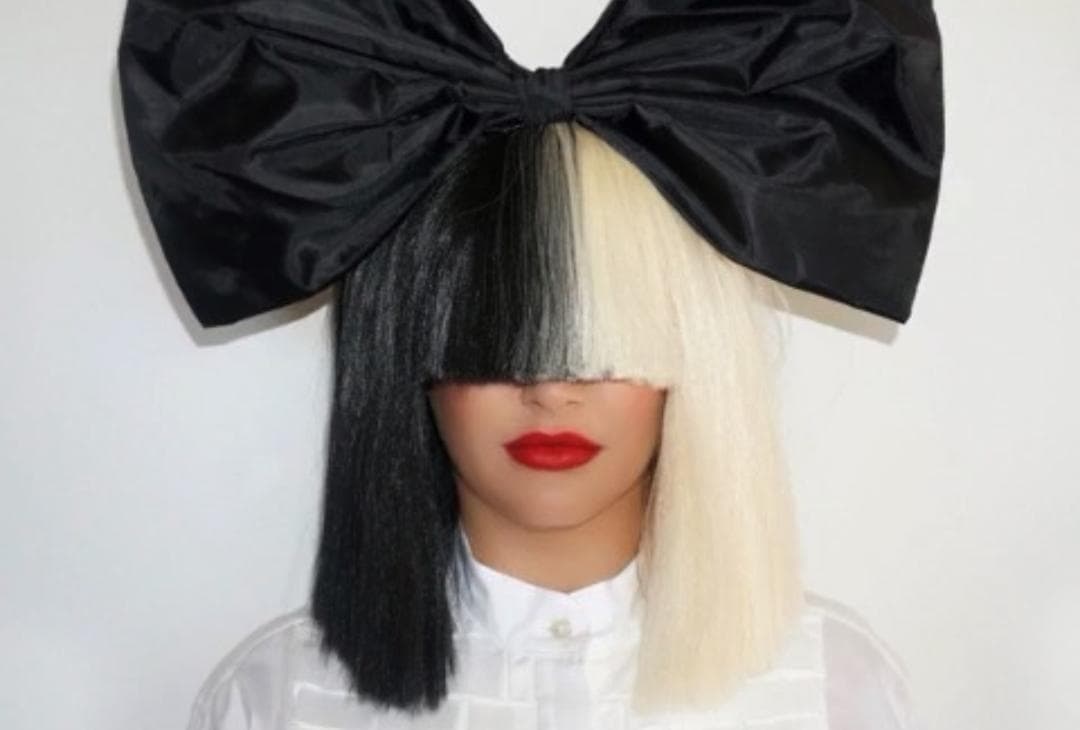 Sia sorprende a sus fanáticos tras anunciar que ya es abuela