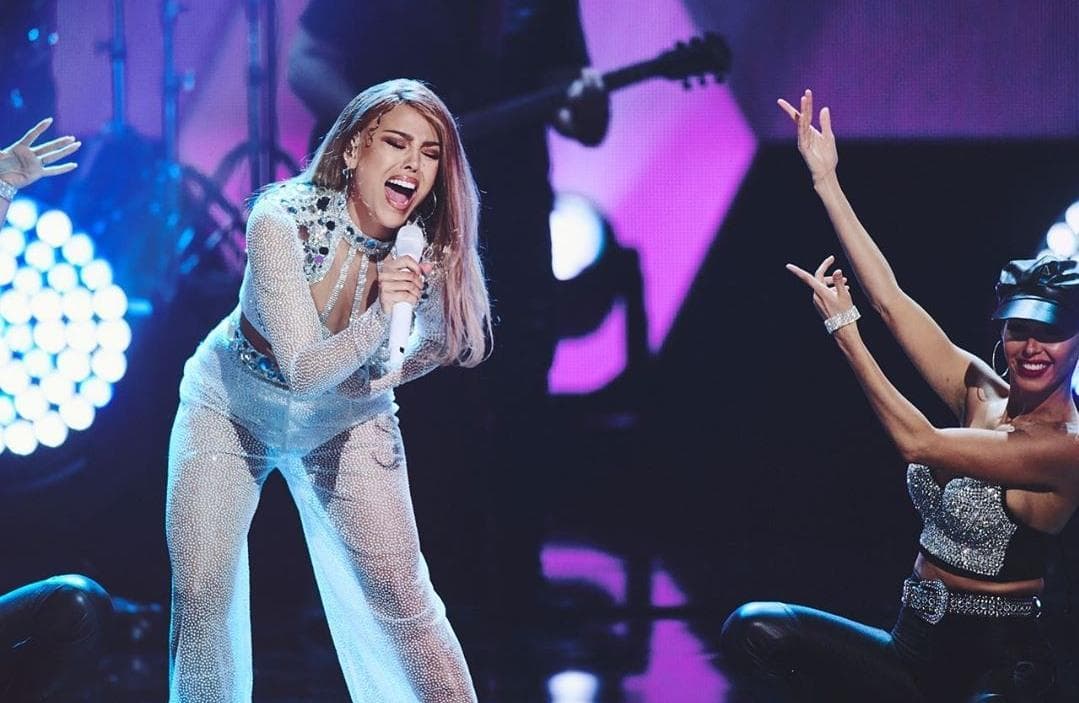 Danna Paola brilla en el homenaje a 'Selena' en los Premios Juventud.