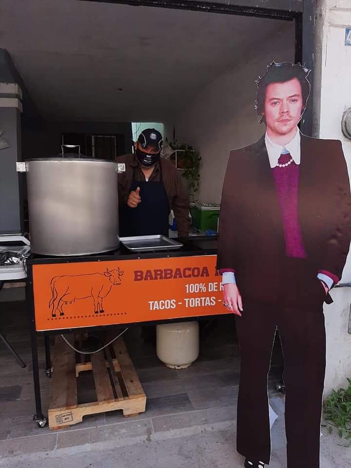 Harry Styles vende barbacoa en Escobedo.