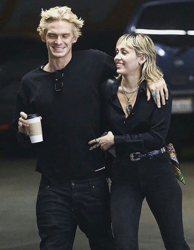Miley Cyrus reveló su ruptura amorosa con Cody Simpson.