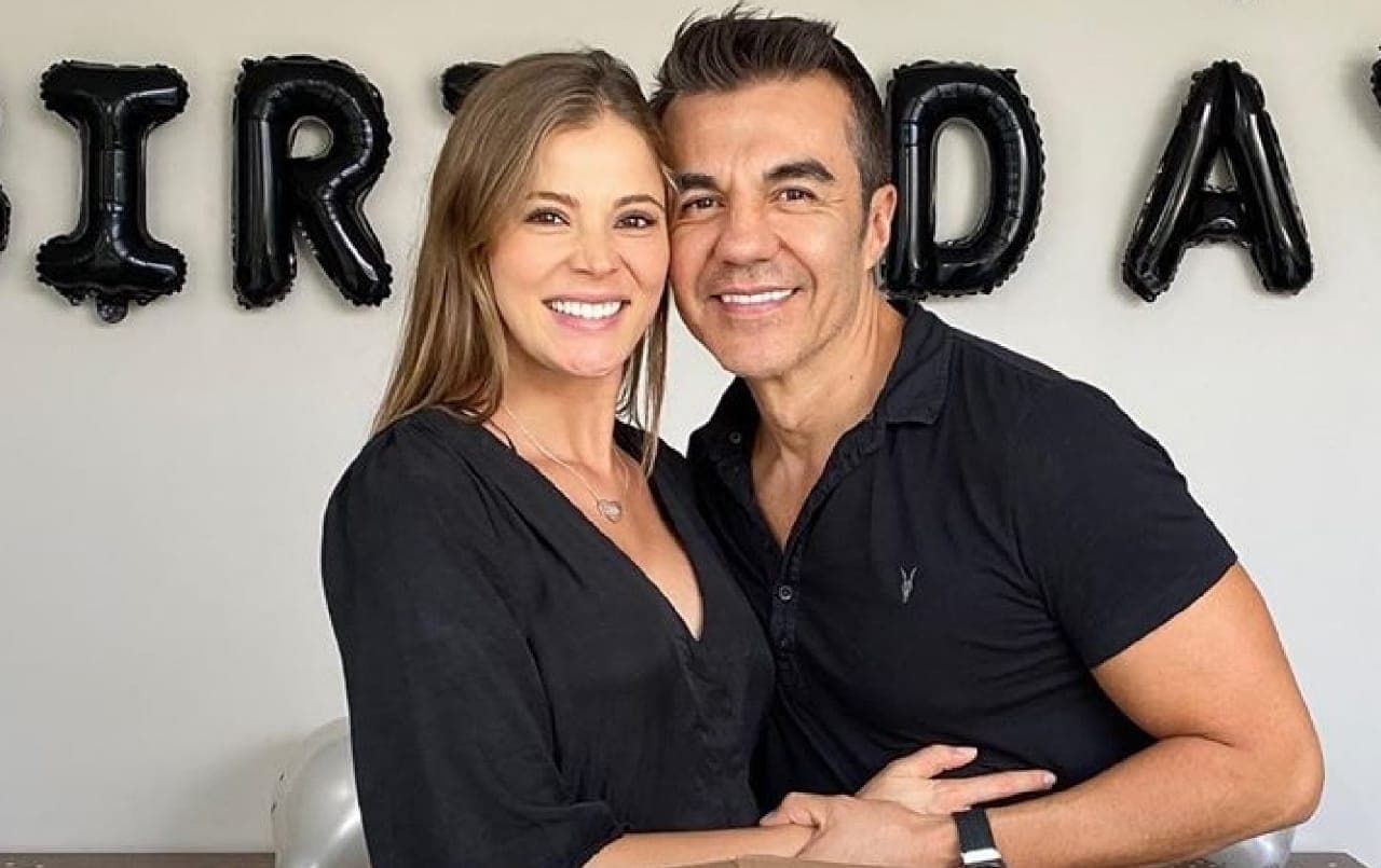 Adrián Uribe y Thuany Martins dan la bienvenida a una niña