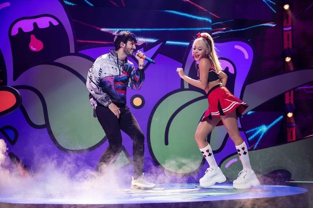 Danna Paola comparte el escenario con Sebastián Yatra en los Kids Choice Awards
