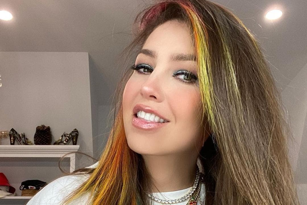 Thalía se tiñe el cabello de colores