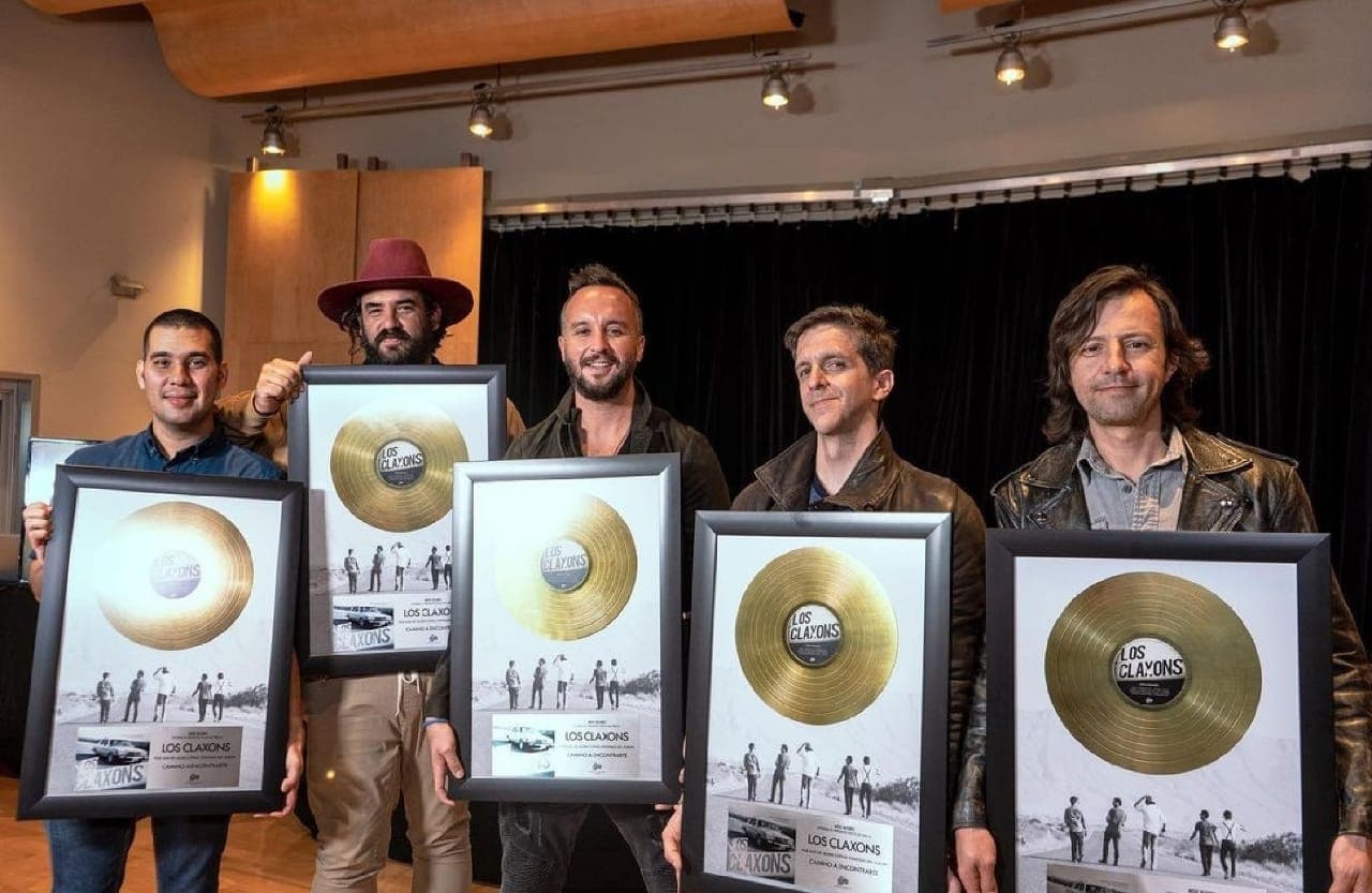 Los Claxons son reconocidos por Movic Records con Disco de Oro