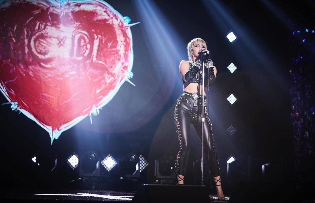 Miley Cyrus tendrá una actuación especial previo al Super Bowl LV