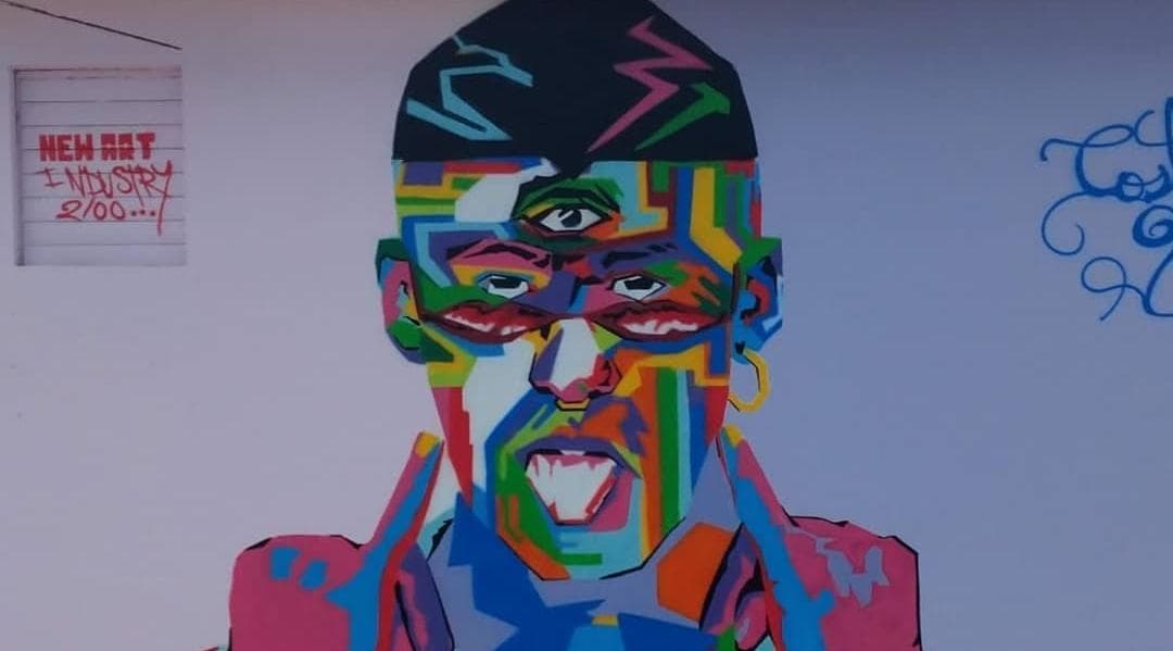 Restauran mural de Bad Bunny tras ser vandalizado