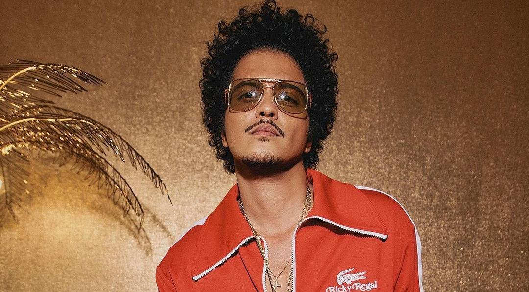 Bruno Mars regresa a la música con «Leave The Door Open»