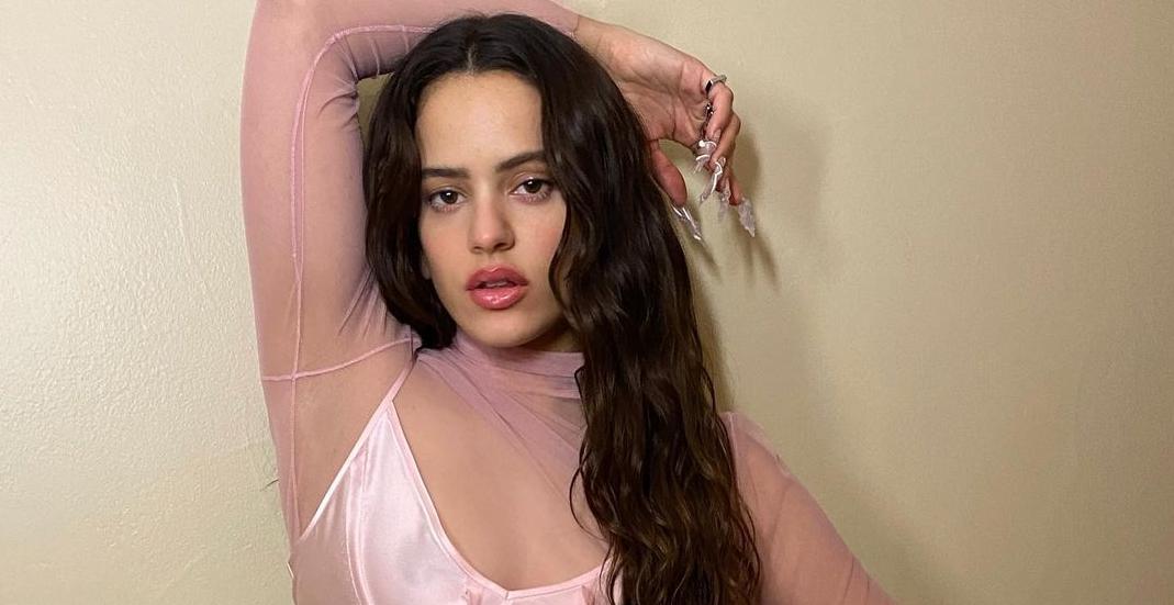 Rosalía interpreta canciones de Selena con motivo de su aniversario luctuoso