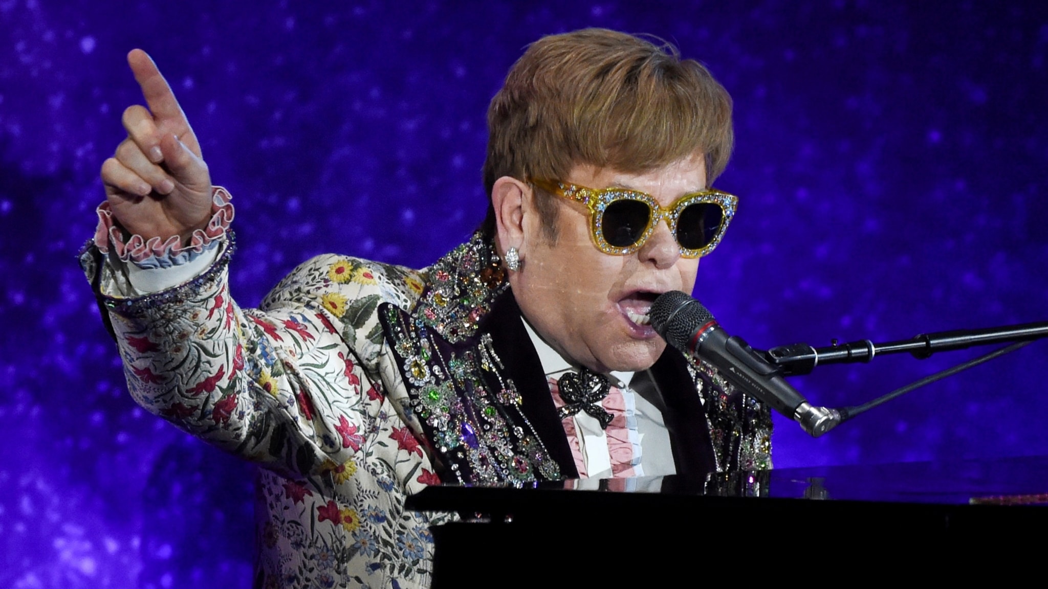 Elton John sorprendió con «show» en Cannes